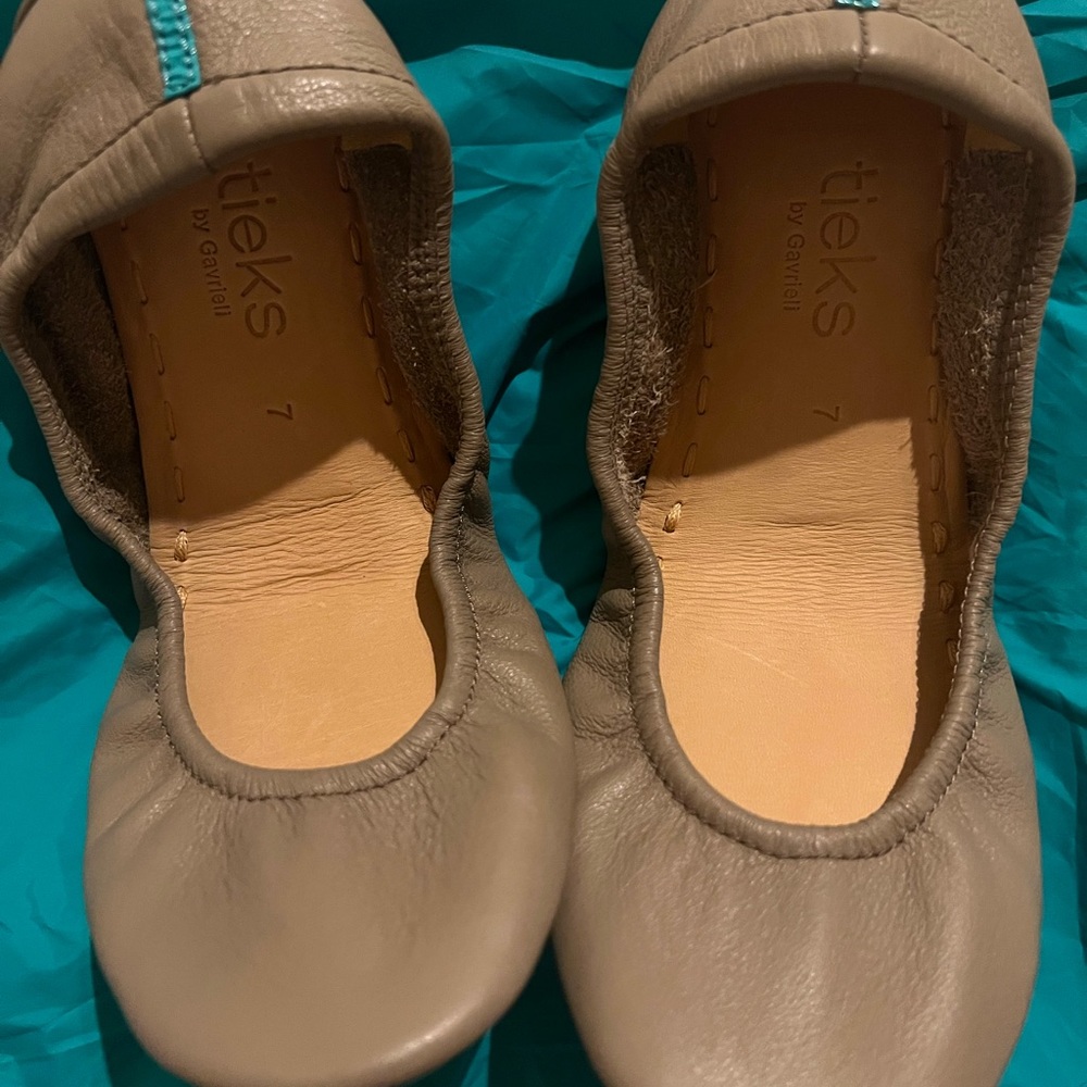 Tieks size 7 Taupe